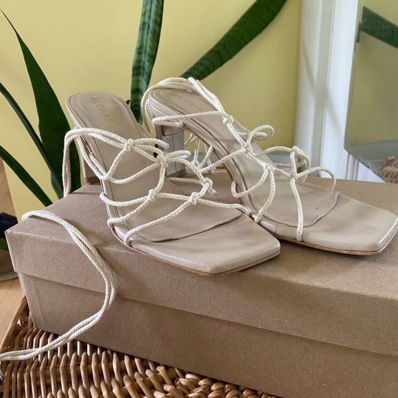 ALOHAS unique laced ivory heeled sandals size 8.5 - Picture 3 of 5